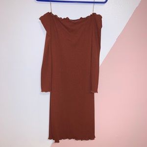 brown off shoulder w/ sleeve dress🤍